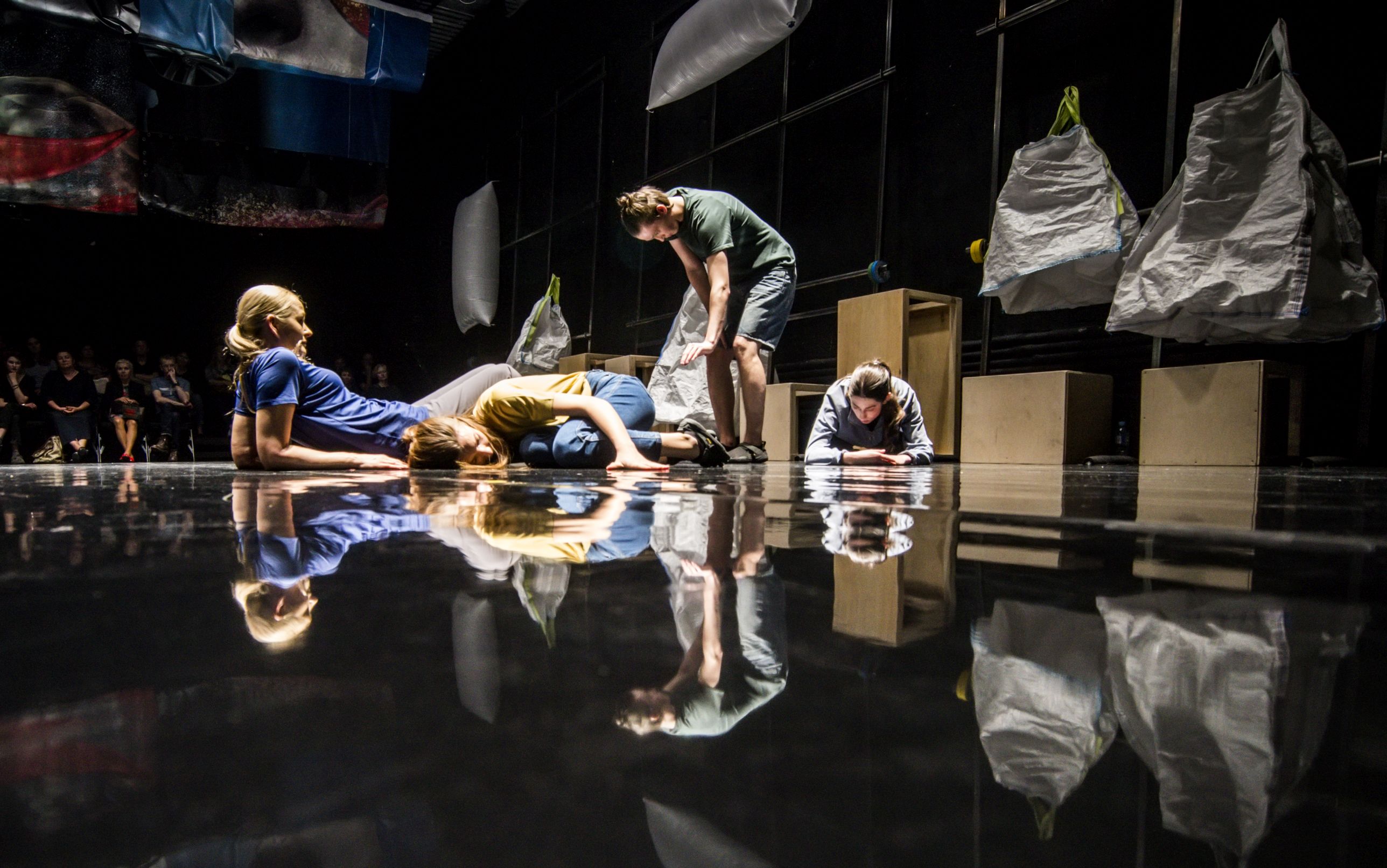 Eiti ar neiti. Teatras. Nr. 79