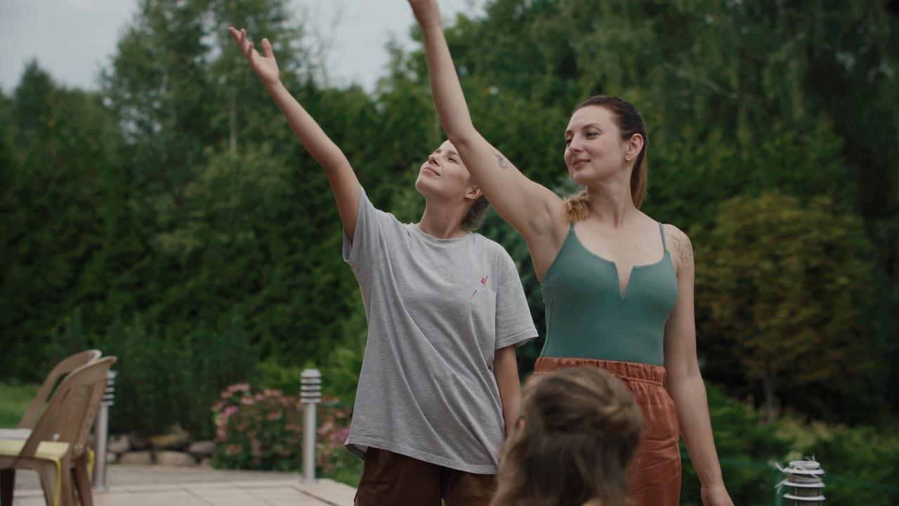 Kadras iš filmo SESĖS 2