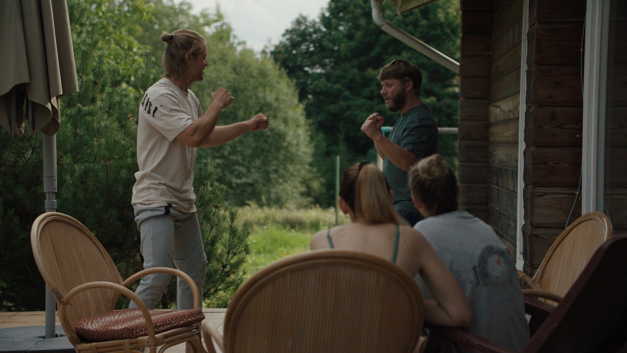 Kadras iš filmo SESĖS