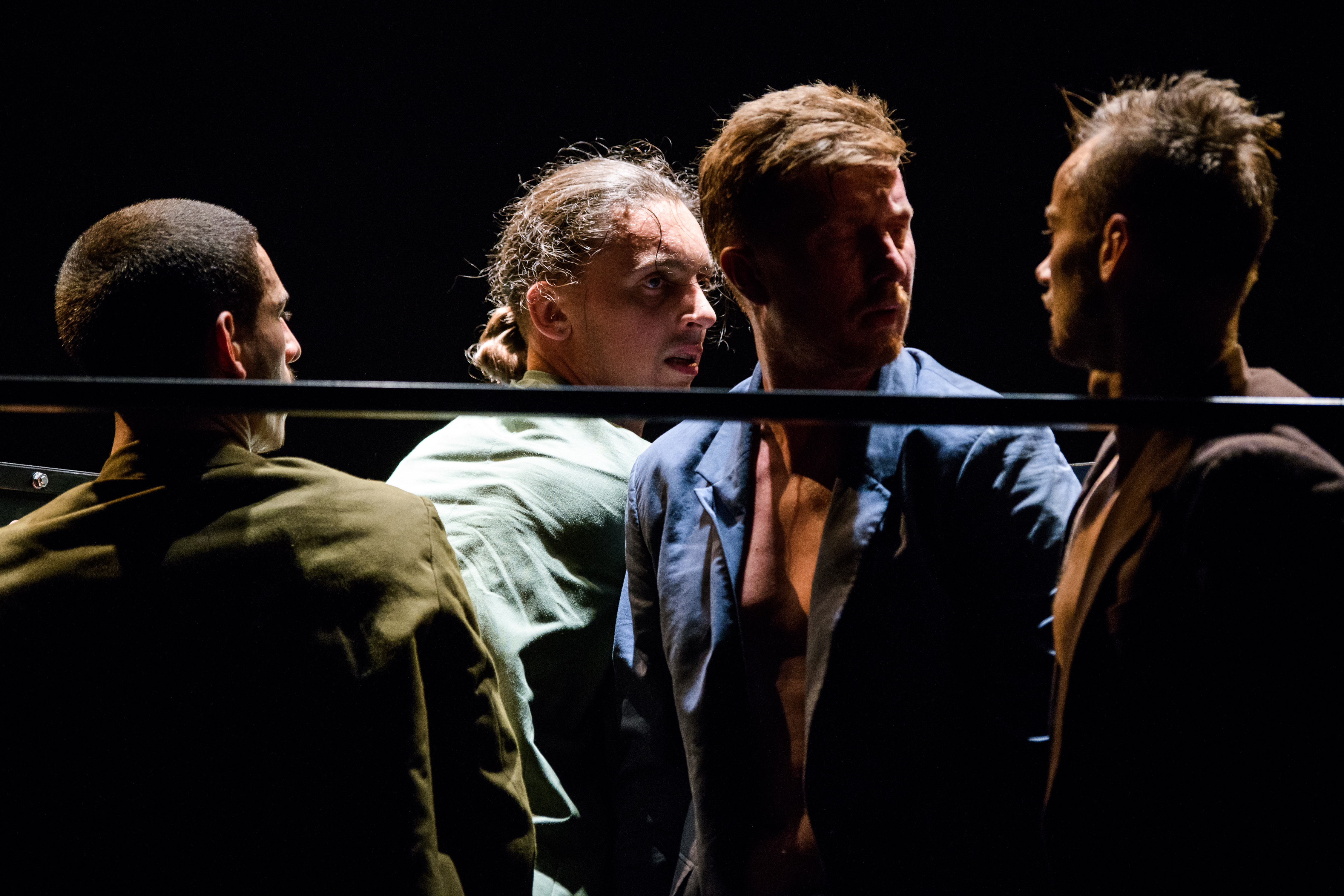 Mantas Ūsas_foto Laura Vansevičienė_šokio spektaklis Niekur, bet ne čia_Nuepiko šokio trupė